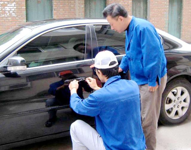 日喀则汽车钥匙丢在车里面怎么办?